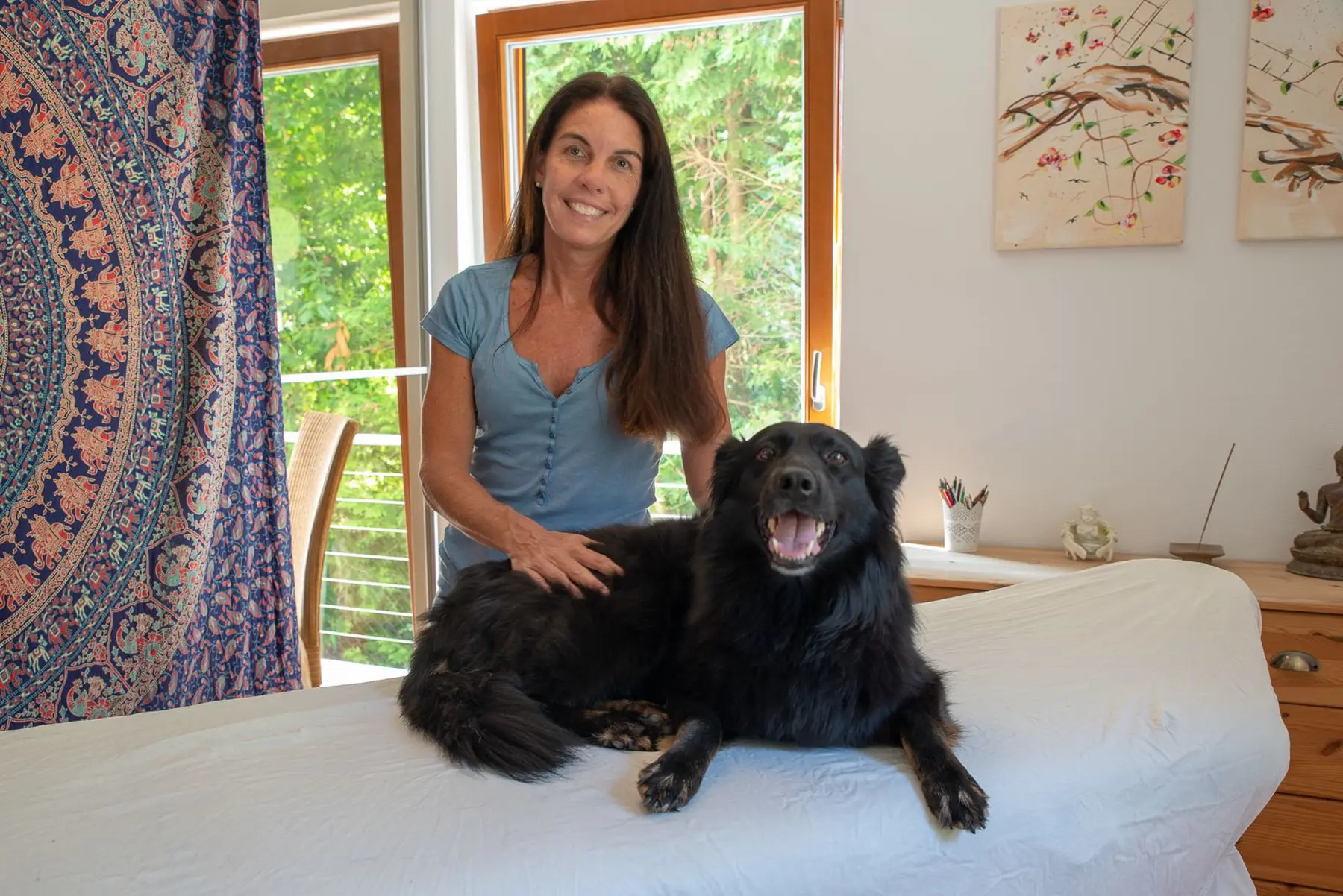 Frauen und Hund im Zimmer